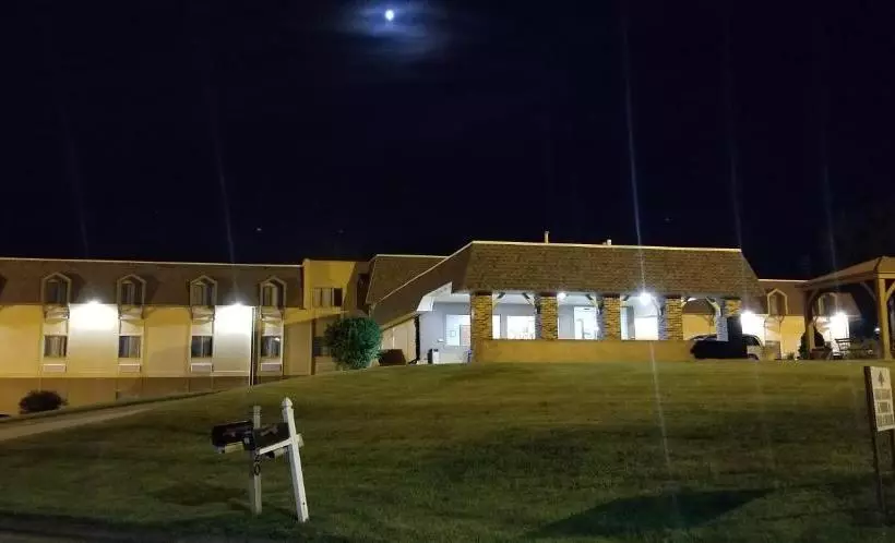 ホテル Hometown Inn And Suites