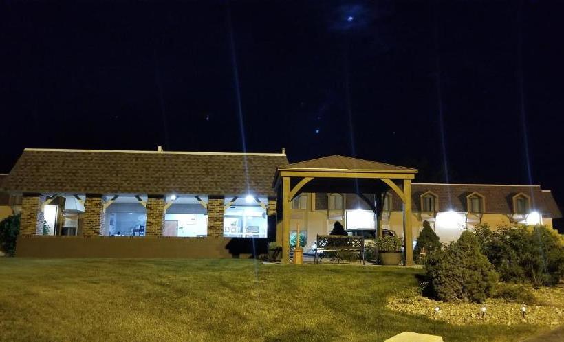 酒店 Hometown Inn And Suites