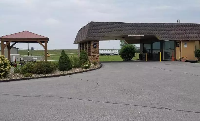 ホテル Hometown Inn And Suites