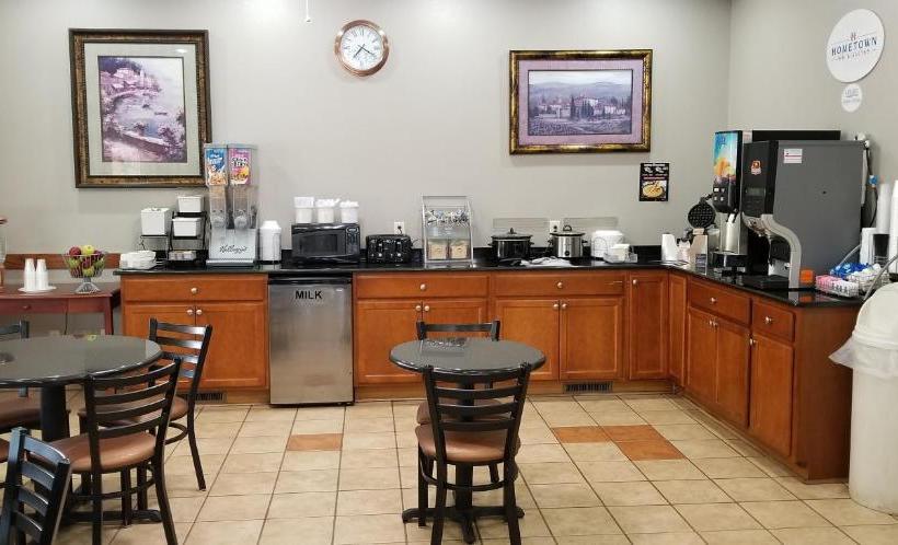 酒店 Hometown Inn And Suites