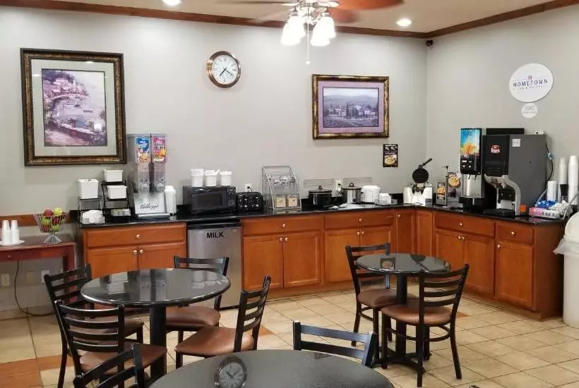 ホテル Hometown Inn And Suites