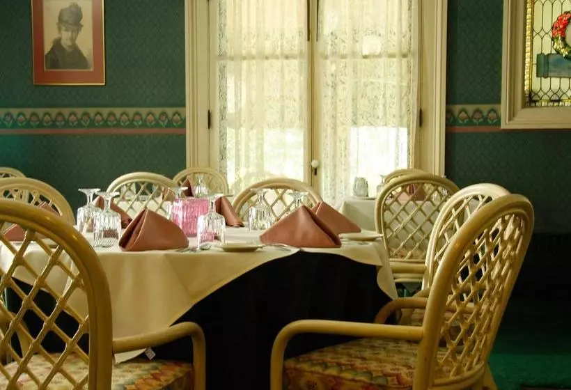 Hotelli Stonehurst Manor Including Breakfast And Dinner
