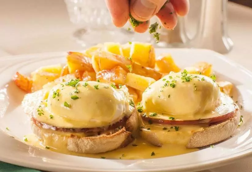 Hotelli Stonehurst Manor Including Breakfast And Dinner