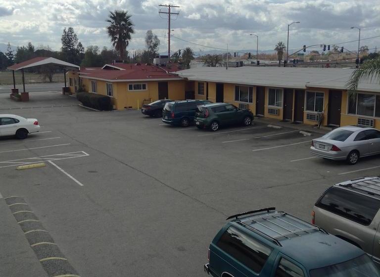 فندق على الطريق Capri Inn