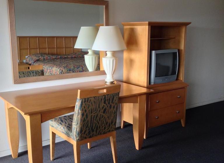 فندق على الطريق Capri Inn