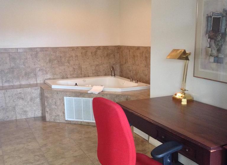 فندق على الطريق Capri Inn