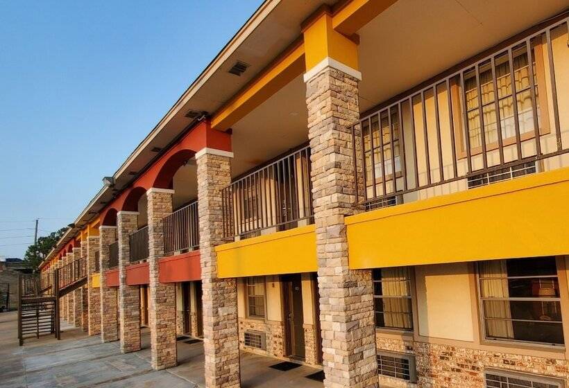 فندق على الطريق Econo Lodge Inn & Suites