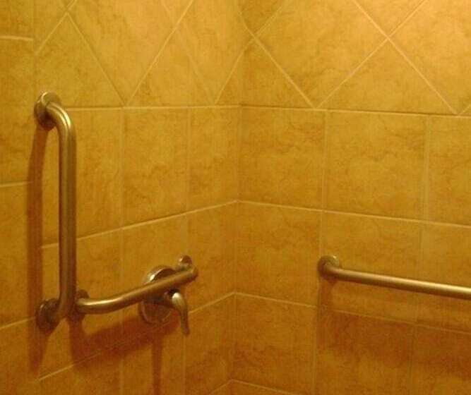 فندق على الطريق Econo Lodge Inn & Suites