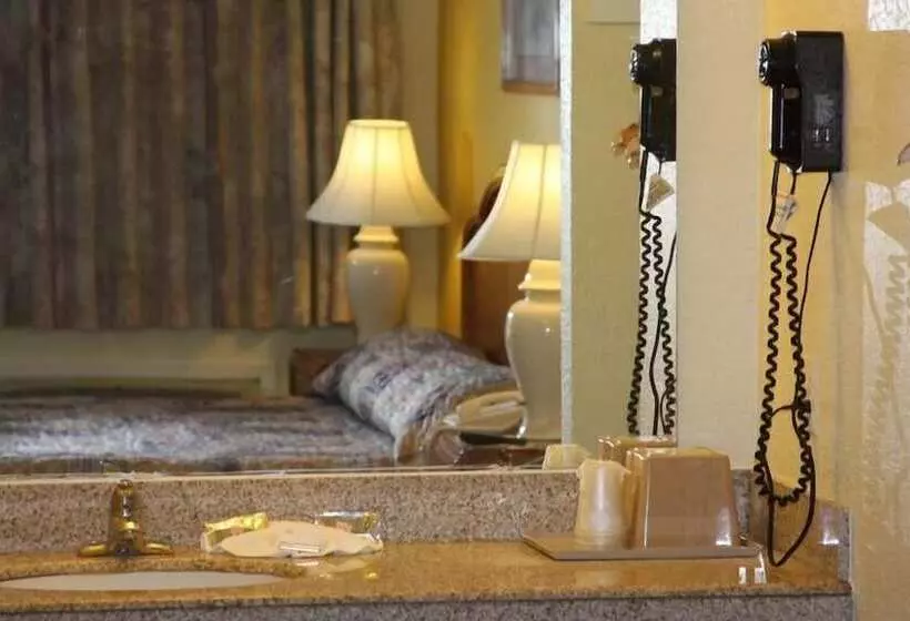 モーテル Econo Lodge Inn & Suites