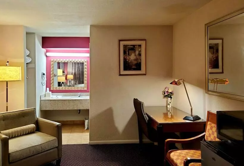モーテル Econo Lodge Inn & Suites