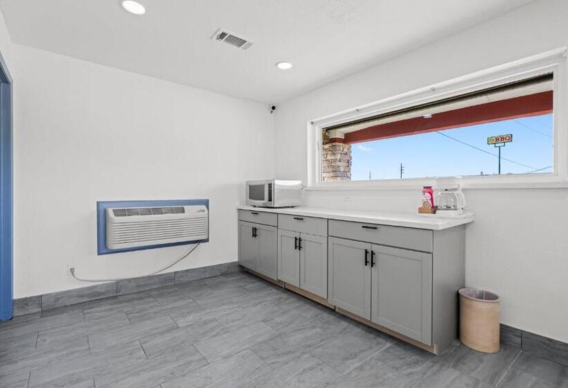 فندق على الطريق Econo Lodge Inn & Suites