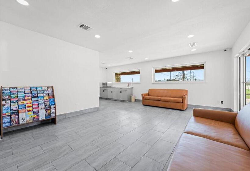 فندق على الطريق Econo Lodge Inn & Suites