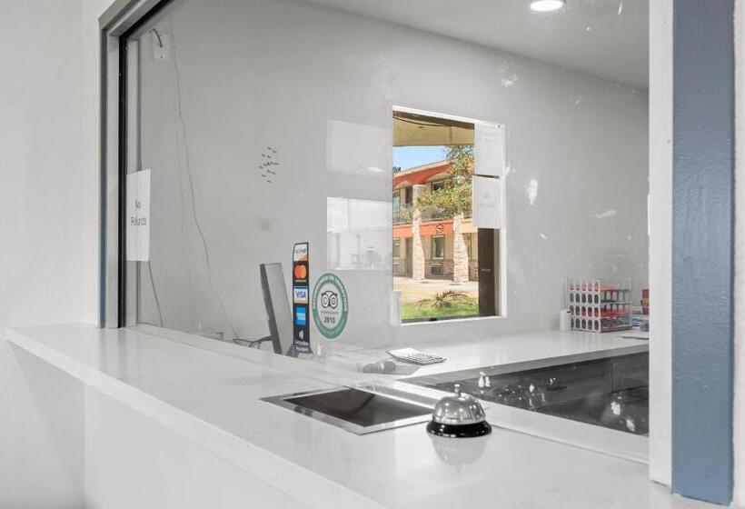 فندق على الطريق Econo Lodge Inn & Suites