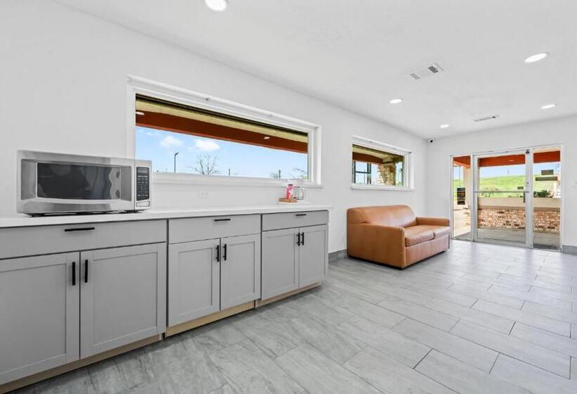 فندق على الطريق Econo Lodge Inn & Suites