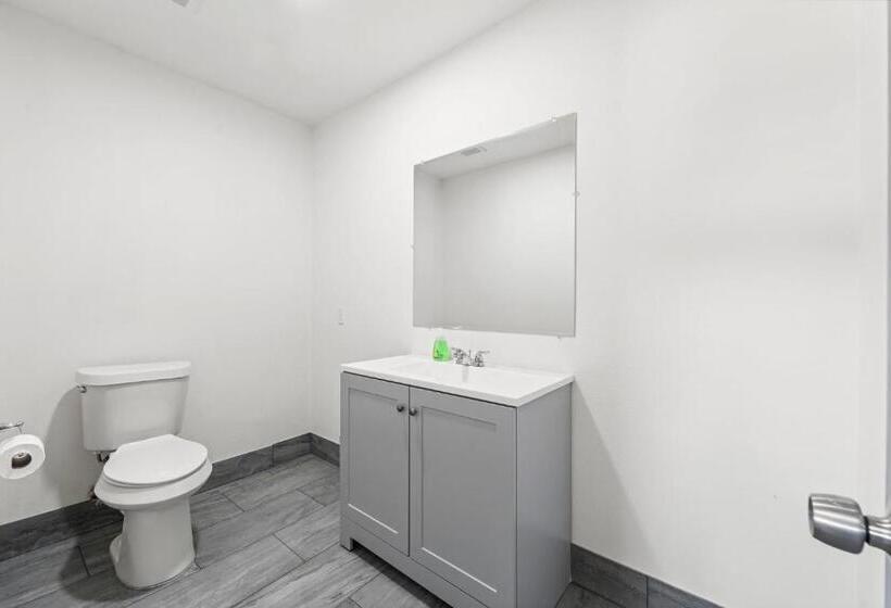 فندق على الطريق Econo Lodge Inn & Suites