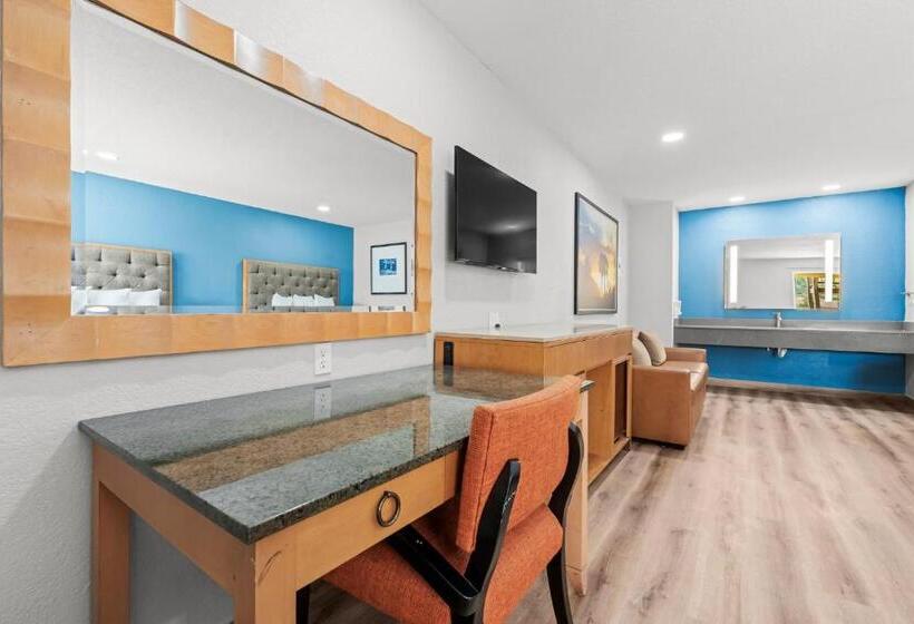 فندق على الطريق Econo Lodge Inn & Suites