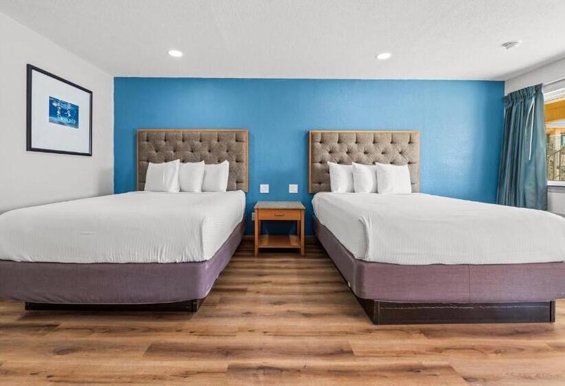 فندق على الطريق Econo Lodge Inn & Suites