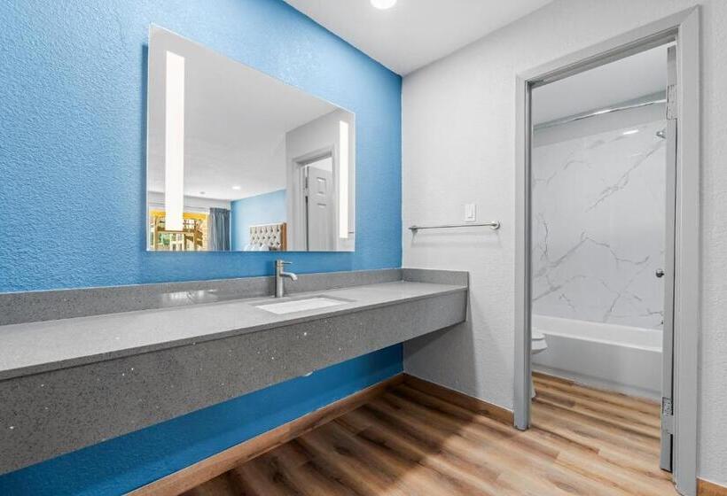 فندق على الطريق Econo Lodge Inn & Suites