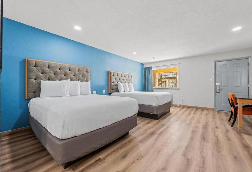 فندق على الطريق Econo Lodge Inn & Suites