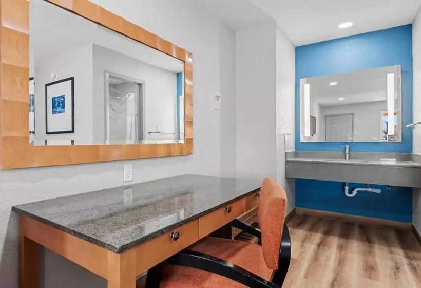 モーテル Econo Lodge Inn & Suites