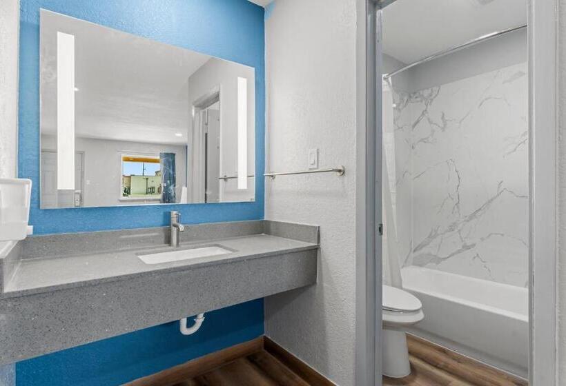 فندق على الطريق Econo Lodge Inn & Suites