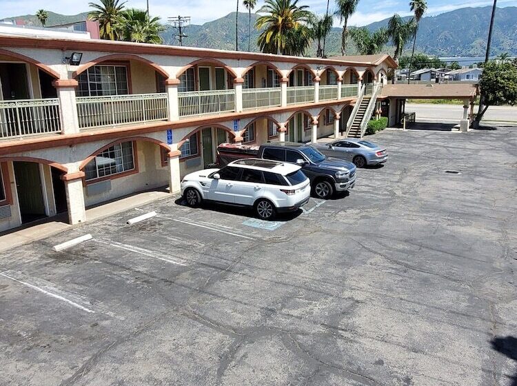 Мотель Delmonico Inn & Suites