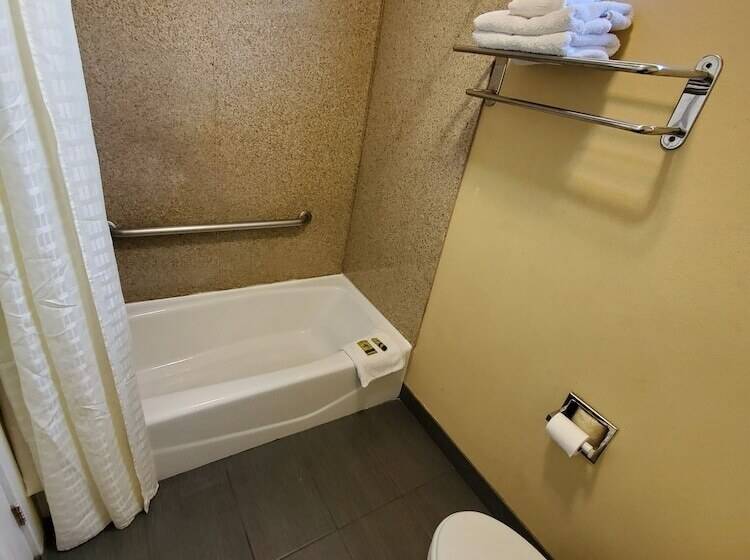 Мотель Delmonico Inn & Suites