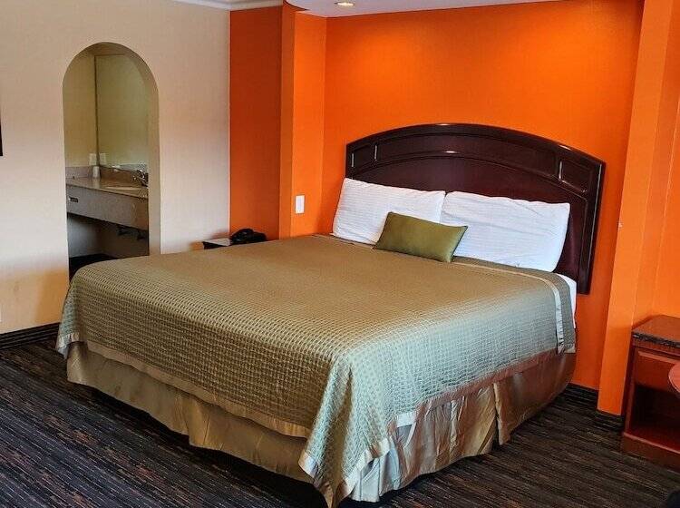 Мотель Delmonico Inn & Suites