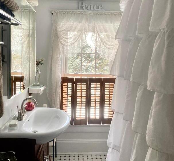 The Bella Ella Bed And Breakfast