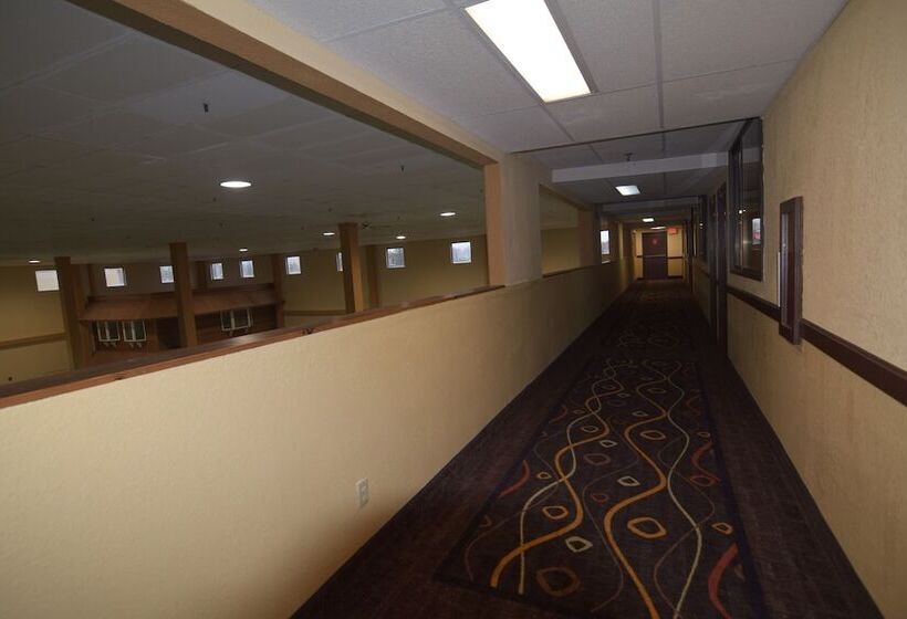 Отель Katahdin Inn & Suites