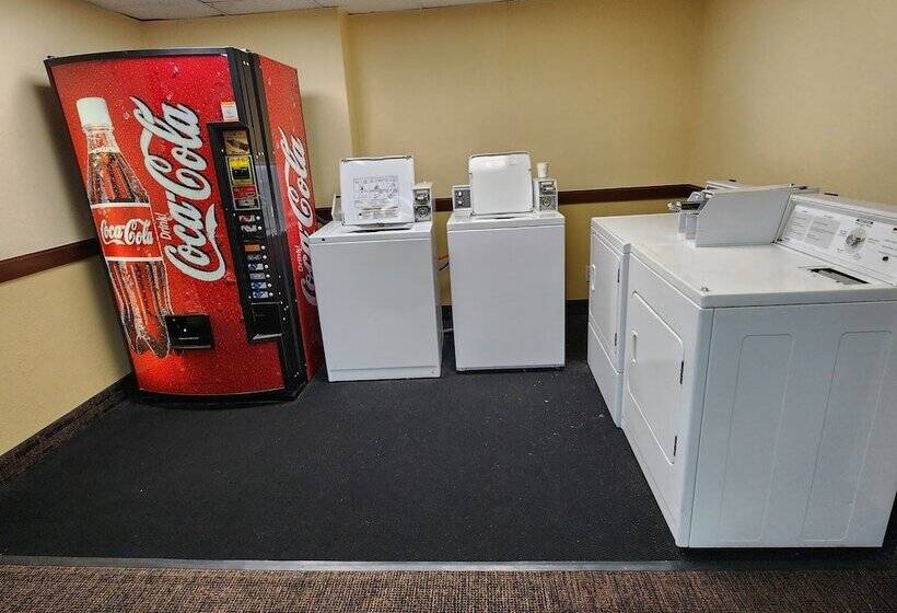 Отель Katahdin Inn & Suites