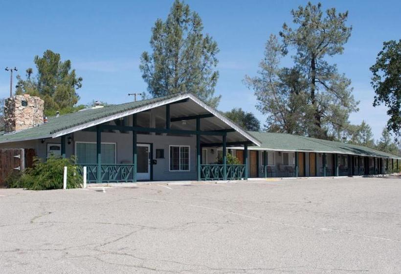 汽车旅馆  Black Hawk Lodge