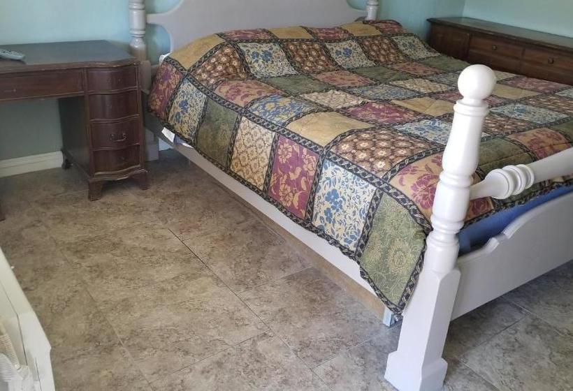 汽车旅馆  Black Hawk Lodge