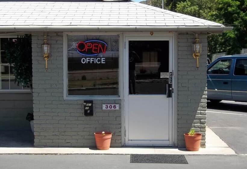 فندق على الطريق Budget Inn Yreka