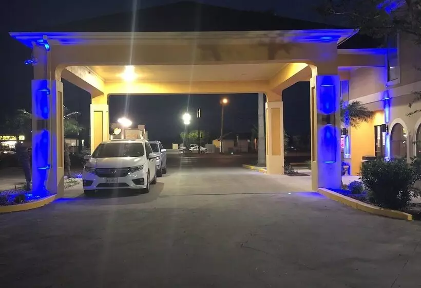 Motelli Los Fresnos Inn And Suites