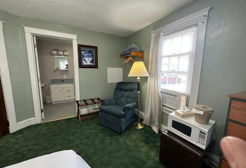 מוטל The Colonial Inn & Creamery