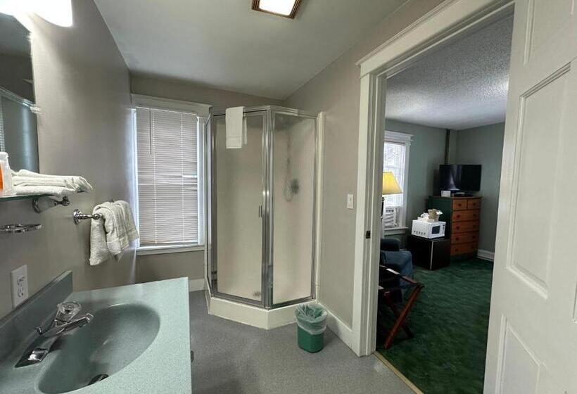 מוטל The Colonial Inn & Creamery