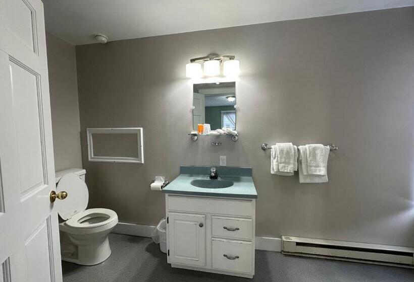 מוטל The Colonial Inn & Creamery