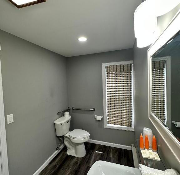 מוטל The Colonial Inn & Creamery