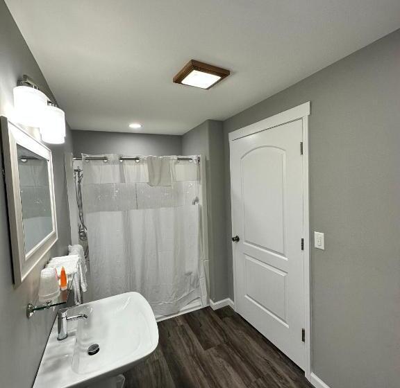 מוטל The Colonial Inn & Creamery