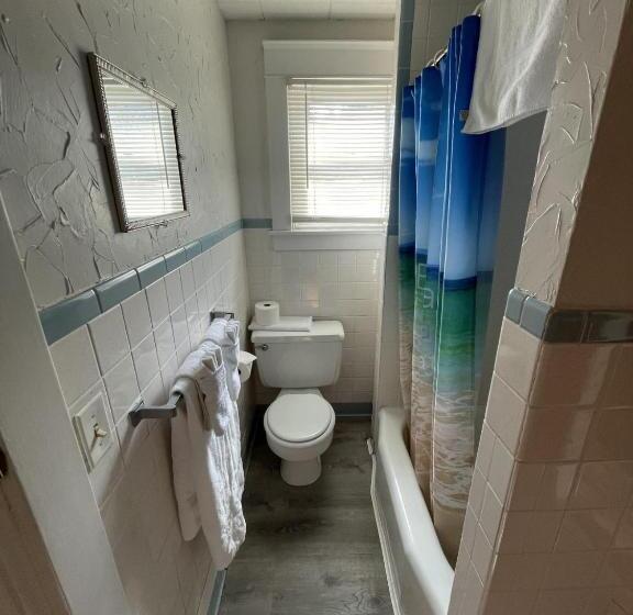 מוטל The Colonial Inn & Creamery