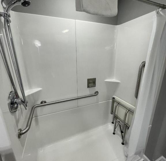 מוטל The Colonial Inn & Creamery