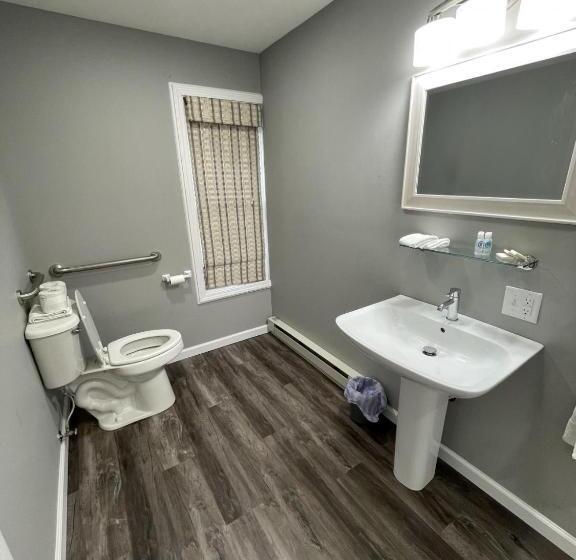 מוטל The Colonial Inn & Creamery