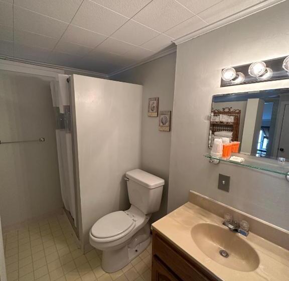 מוטל The Colonial Inn & Creamery