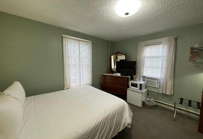 מוטל The Colonial Inn & Creamery