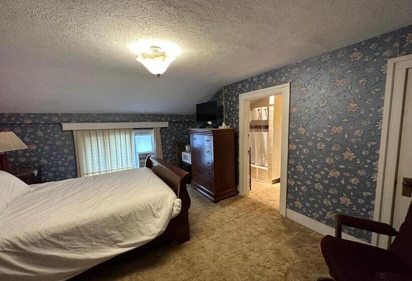 מוטל The Colonial Inn & Creamery