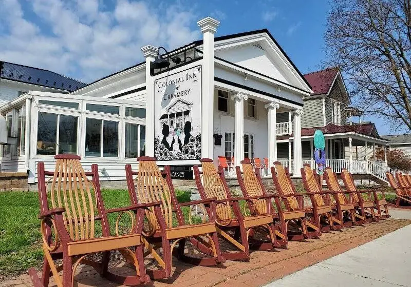 モーテル The Colonial Inn & Creamery