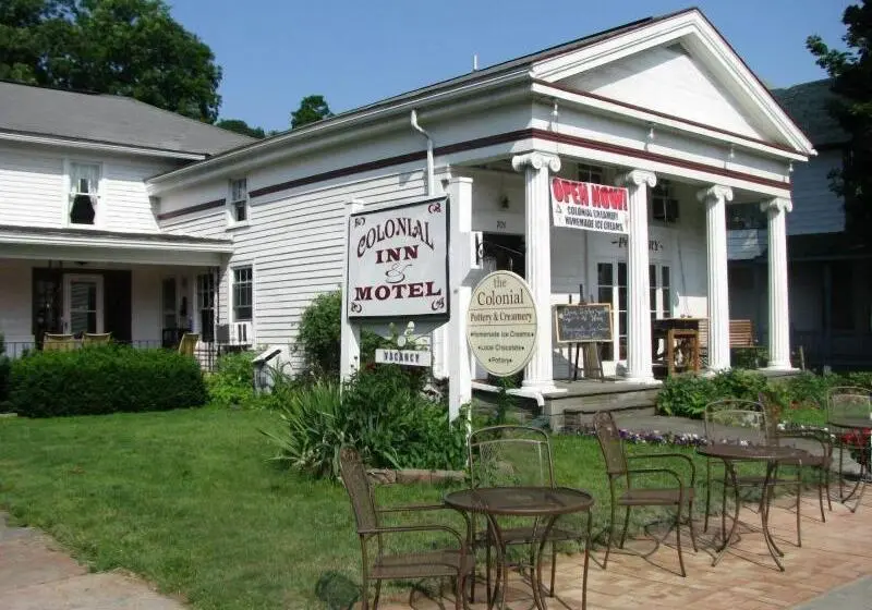 モーテル The Colonial Inn & Creamery