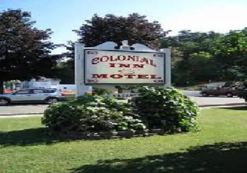 モーテル The Colonial Inn & Creamery