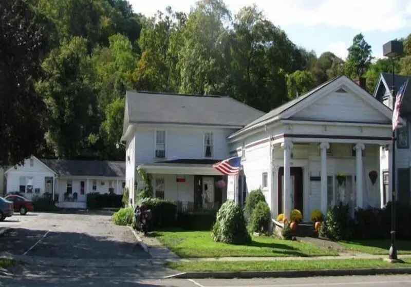 モーテル The Colonial Inn & Creamery